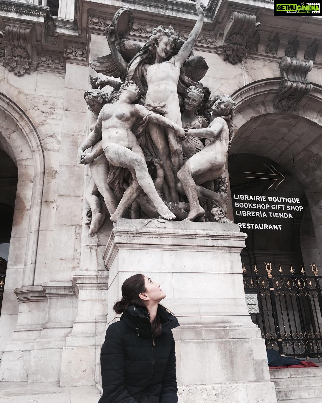 Vaani Kapoor Instagram - Any guesses for this art work!?#carefreeinparis #igersparis