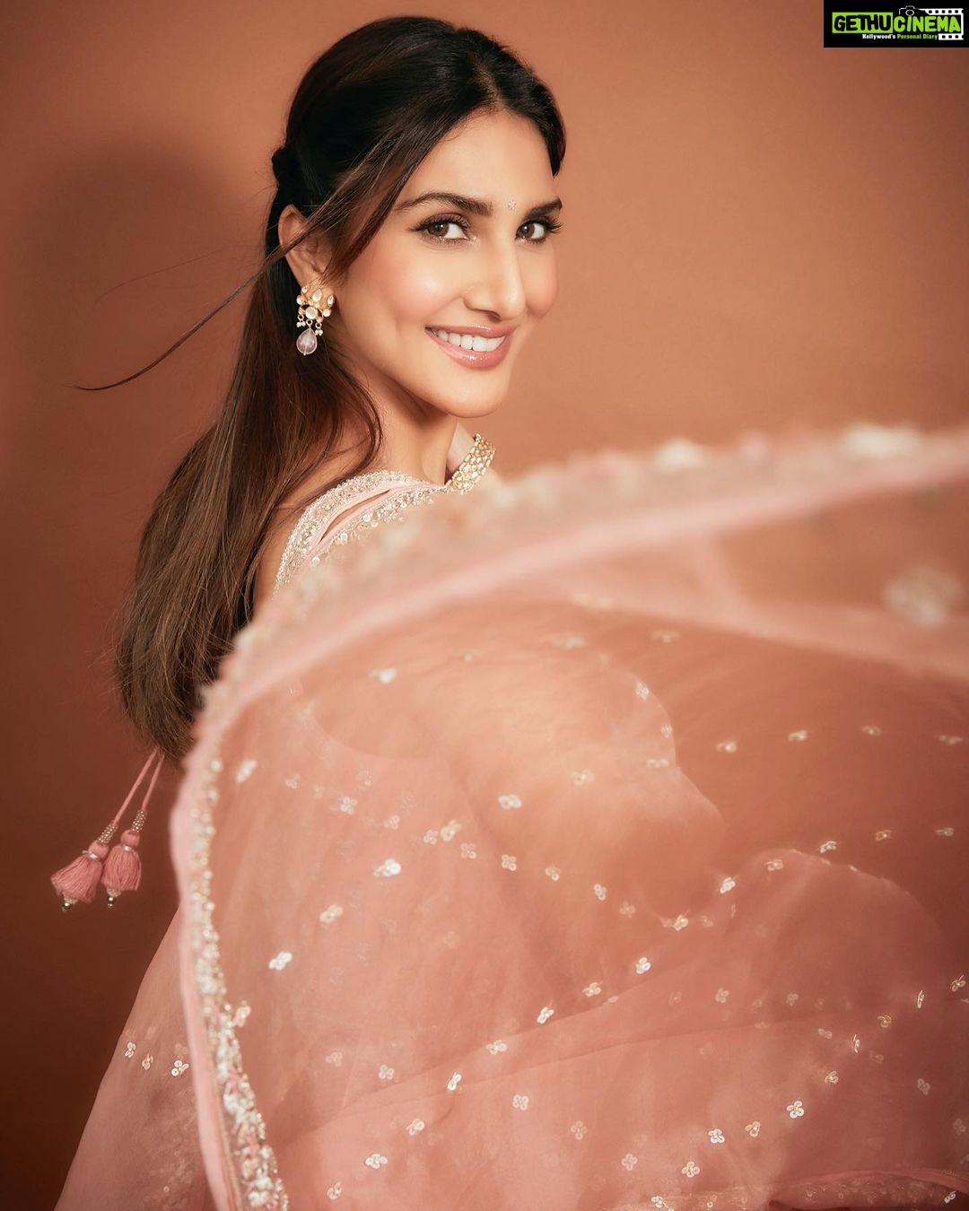 Vaani Kapoor Instagram - Bridesmaid for a day but friends for life 💗@anushkaranjan 👯