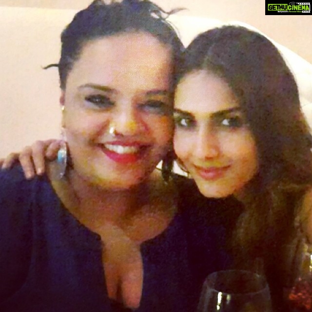 Vaani Kapoor Instagram - Birthday with my favourite people!❤️❤️❤️