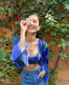 Vaani Kapoor Instagram - Magic lurking in the mundane ☀️💫🌈💜