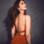 Vaani Kapoor Instagram - Lookin onwards & upwards to the endless dreams coiled beneath the bones ..Taming the wild wind..Insatiable crave to soar high.. Persevering the eternal spring, ain’t no matter if you’ve experienced a broken wing 🪶 .. VK