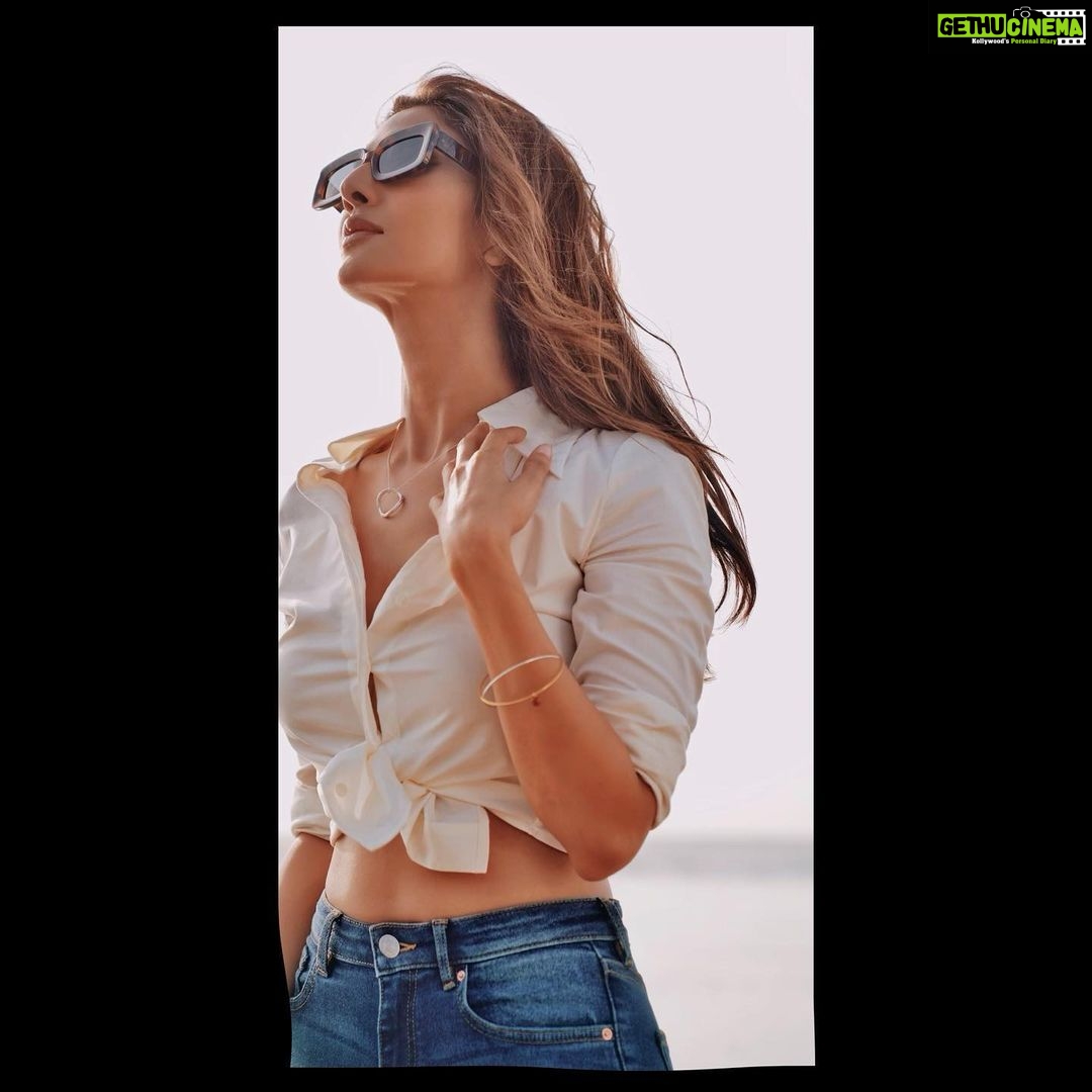 Vaani Kapoor Instagram - Magic glasses for better perspective ☀️