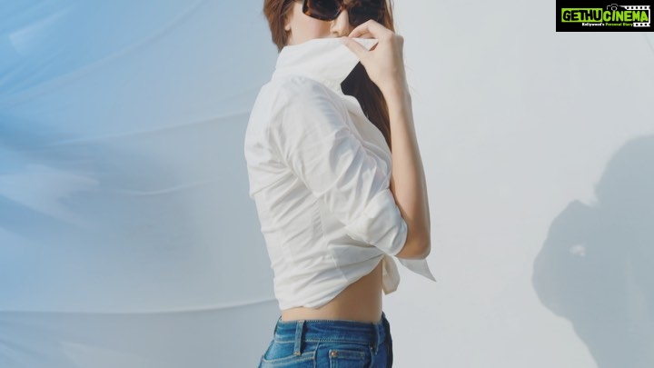 Vaani Kapoor Instagram - Swaying in the new denim range by Mango. It fits like a dream! Shop the latest denim collection on @myntra and @mango stores near you. 👖💙 #VaaniXMangoDenim #DenimCollectionByMango #sponsored