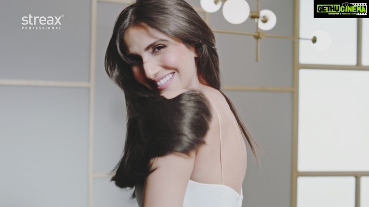 Vaani Kapoor Instagram - Want to know my mantra to exceptional hair? 💁‍♀️  Streax Professional Enhance Hair Colour with no ammonia and no PPD is the  perfect way to style your hair