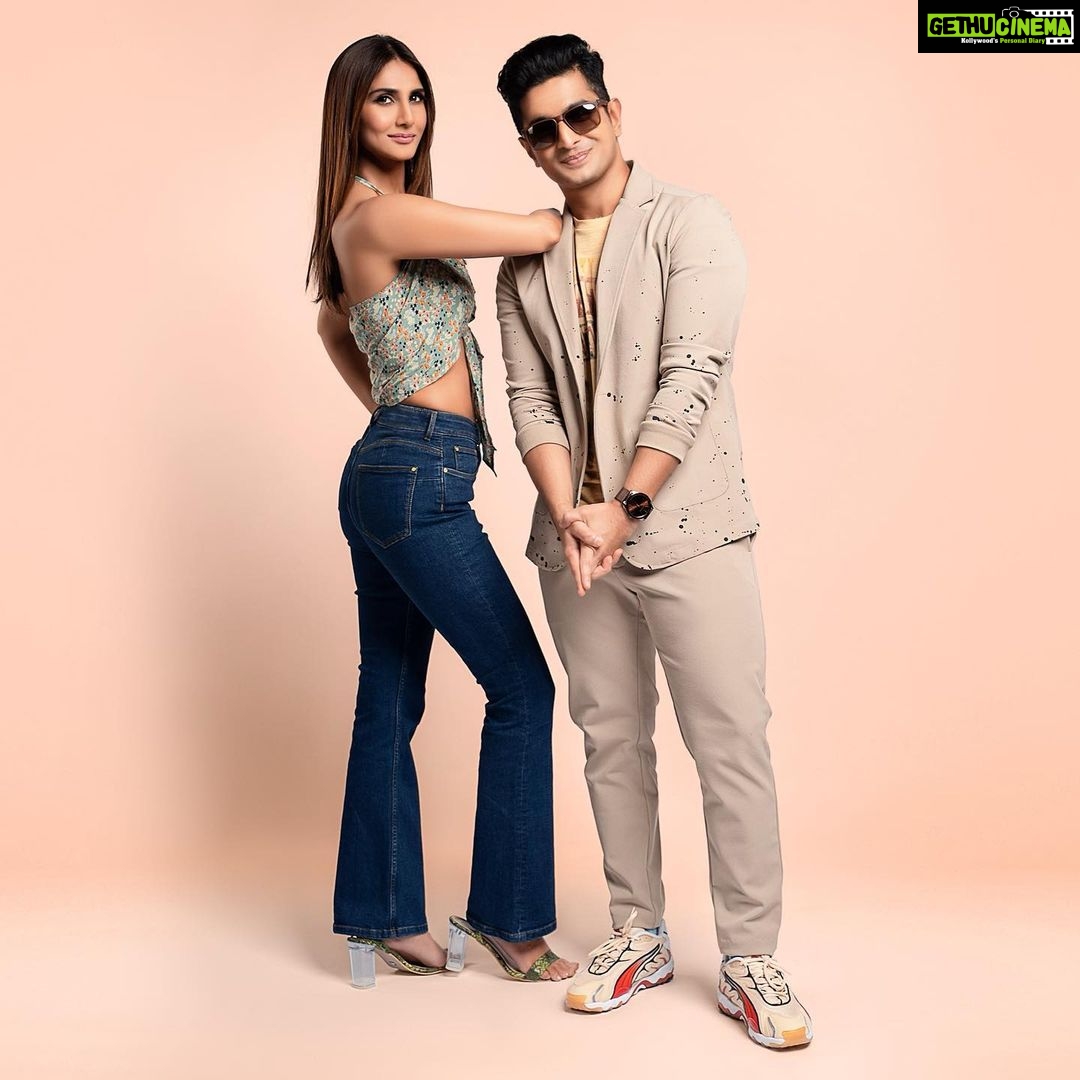 Vaani Kapoor Instagram - My retro-chic outfit is on fleek!β¨ Thank you @beerbiceps for your impeccable styling and for making my #HarPalFashionable! Catch me on the latest episode of #AmazonFashionUp for some amazing fashion inspiration ππ» @amazondotin @amazonfashionin My Entry look β Dress - B08WKBCHDL, Heels - B07857DZSK, Earrings - B07HB45T2F My Final Look β Top - B091CSDH4Y, Jeans - B093Z32PWV, Sunglasses - B0893PS6BK, Earrings - B08QJHXVVW, Heels - B084MH3YBX