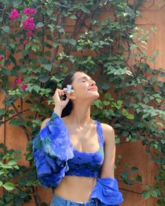 Vaani Kapoor Instagram - Magic lurking in the mundane ☀️💫🌈💜