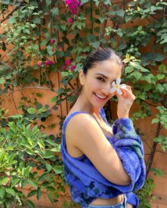 Vaani Kapoor Instagram - Magic lurking in the mundane ☀️💫🌈💜