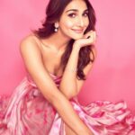 Vaani Kapoor Instagram - Bringing in the happy color to brighten up your day 🌸