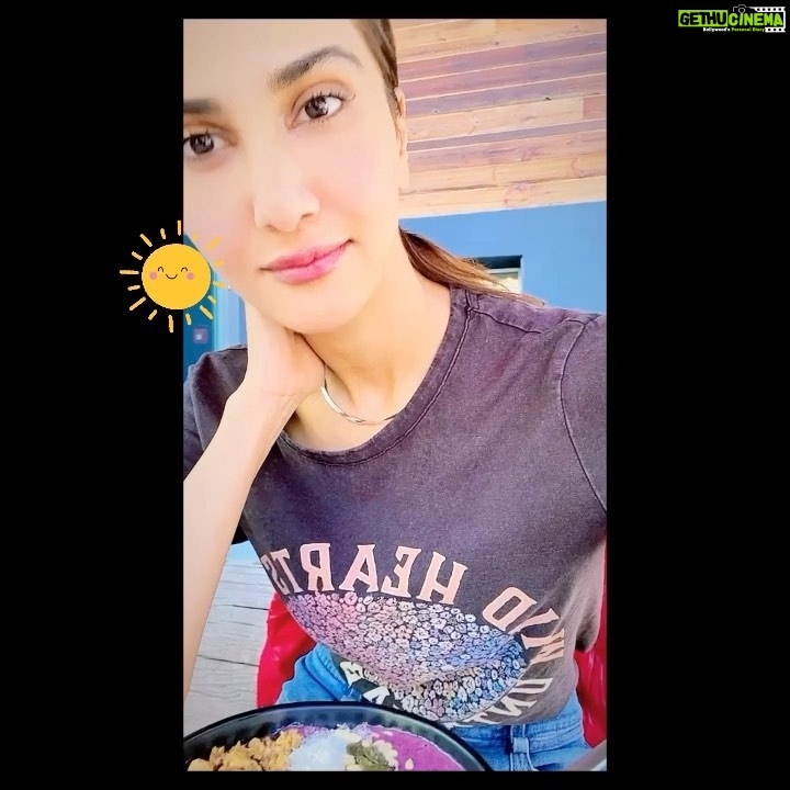 Vaani Kapoor Instagram - Healthy food for a wealthy mood 🫐🍒#acaibowl #happybowlhappysoul #superfood #breakfastlover 💗💜