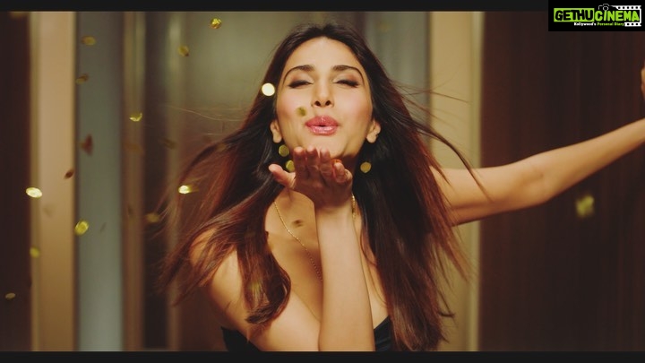 Vaani Kapoor Instagram - This holiday season, step out to make memories with the warmth and style of Mango's holiday collection.🎄 🎁 🎉 Shop my favorite pieces from Mango stores near you, @myntra and www.mango-india.com. #MangoHappyHolidays #sponsored