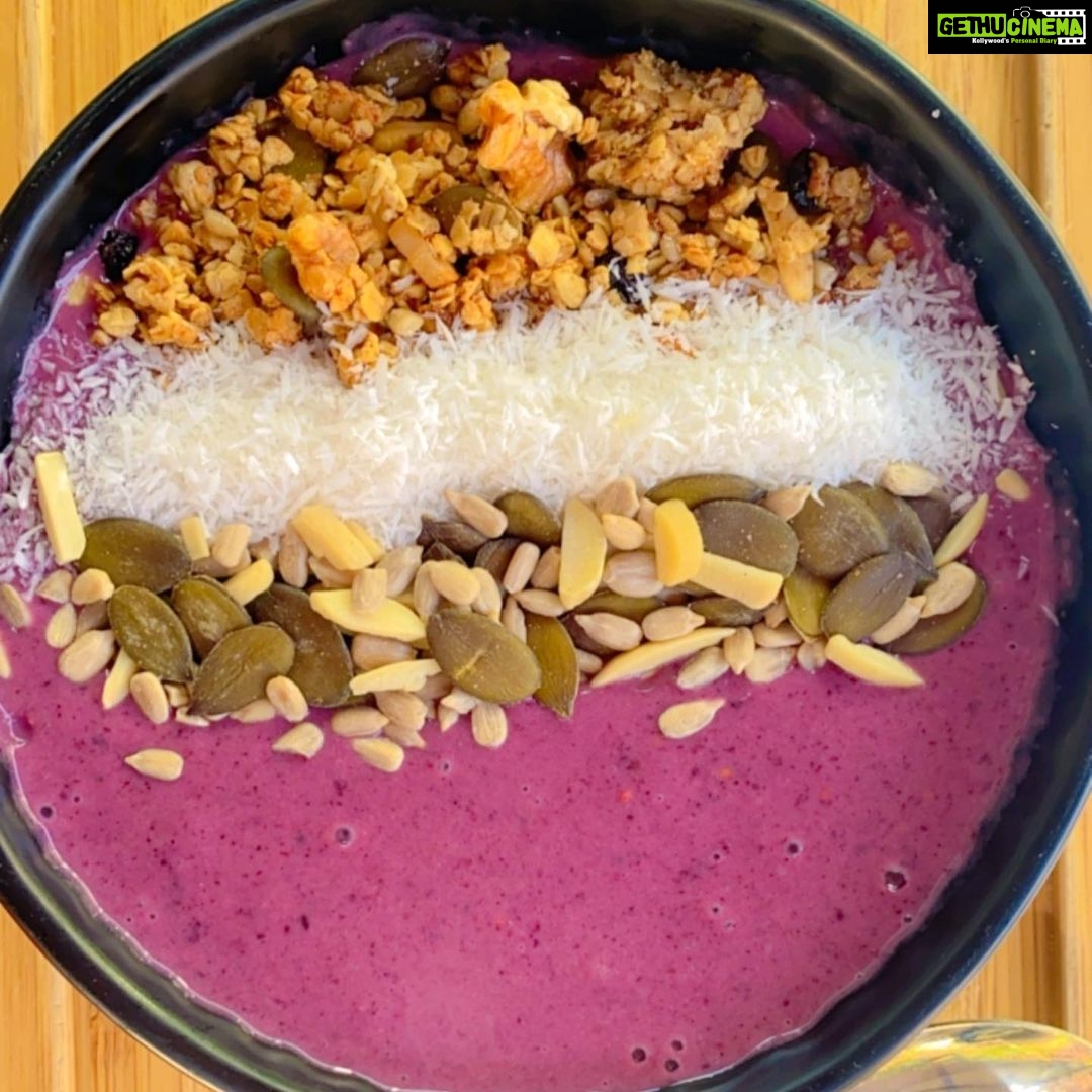 Vaani Kapoor Instagram - Healthy food for a wealthy mood 🫐🍒#acaibowl #happybowlhappysoul #superfood #breakfastlover 💗💜