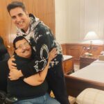 Vaani Kapoor Instagram - Moments like these make memories for life..his heart is full ❤️ #papa’sfanmoment @akshaykumar sir you're a true gem 🥰
