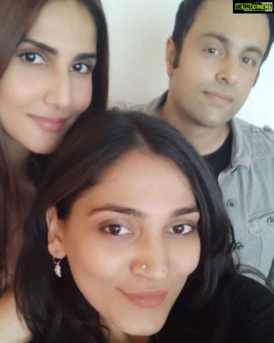 Vaani Kapoor Instagram - Happy friendship’s day to my special humans ❤️ May our smiles be wider and bigger until our teeth fall off 👻😁