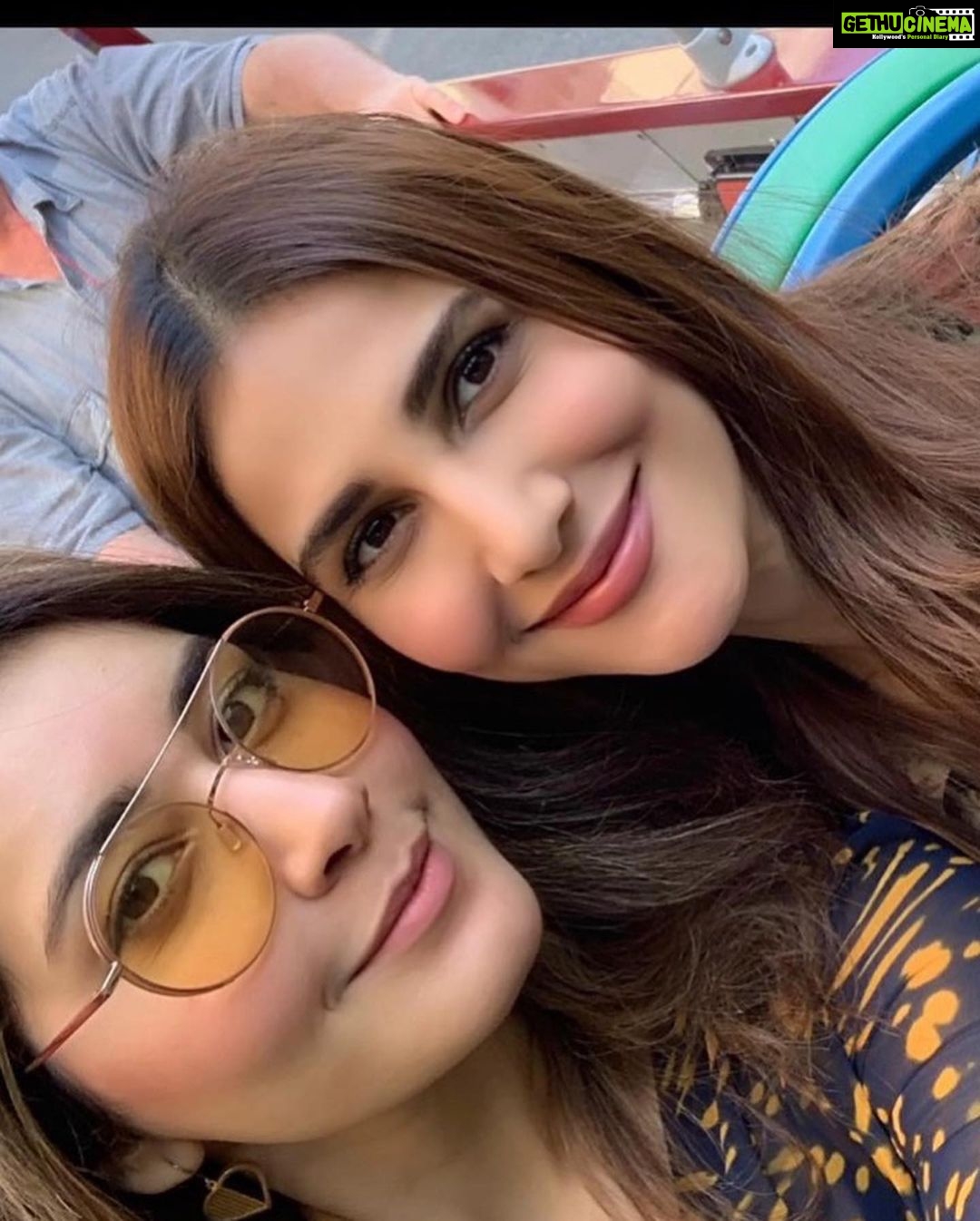 Vaani Kapoor Instagram - Happy friendship’s day to my special humans ❤️ May our smiles be wider and bigger until our teeth fall off 👻😁