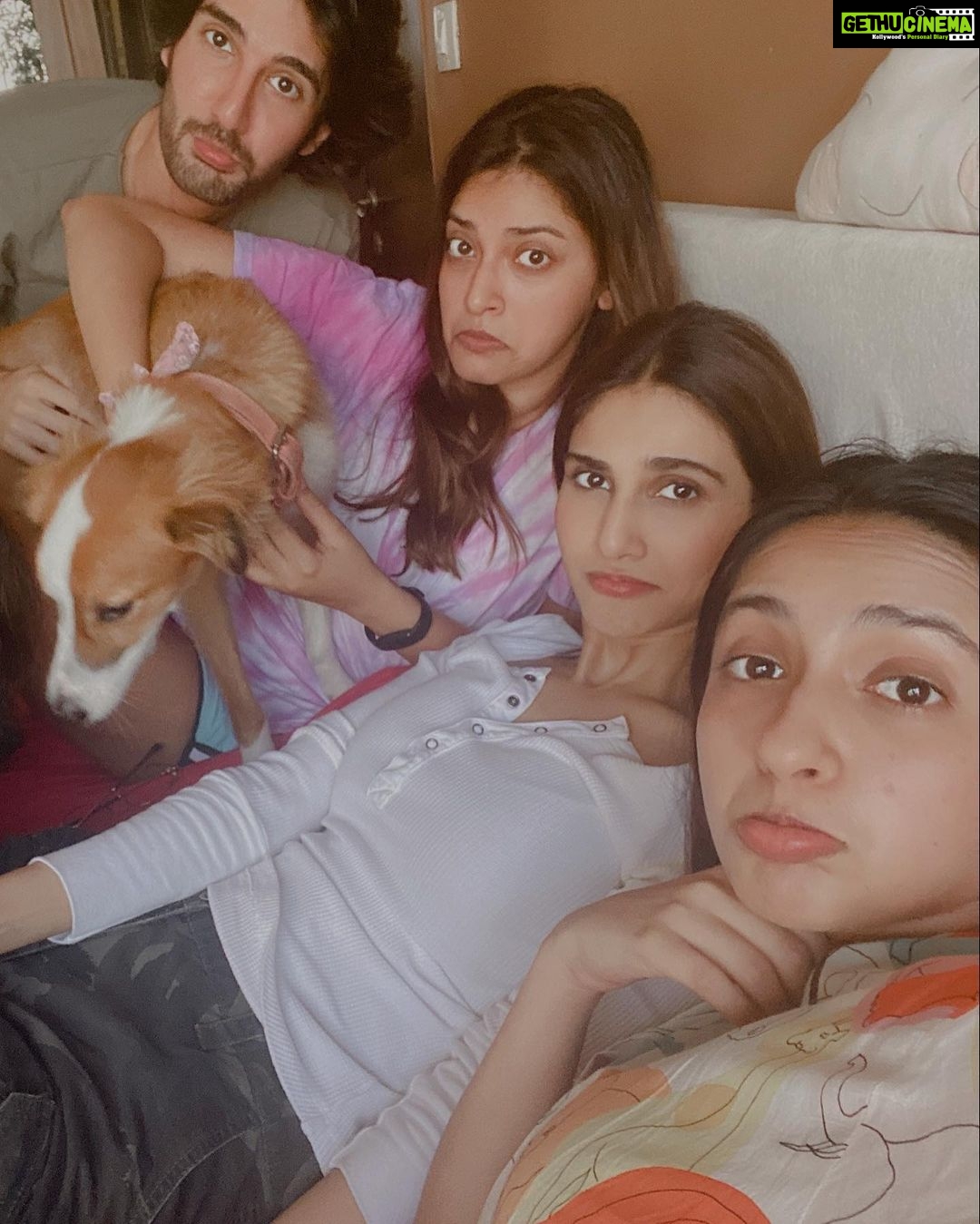 Vaani Kapoor Instagram - Happy friendship’s day to my special humans ❤️ May our smiles be wider and bigger until our teeth fall off 👻😁