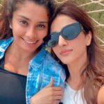 Vaani Kapoor Instagram - Happy friendship’s day to my special humans ❤️ May our smiles be wider and bigger until our teeth fall off 👻😁