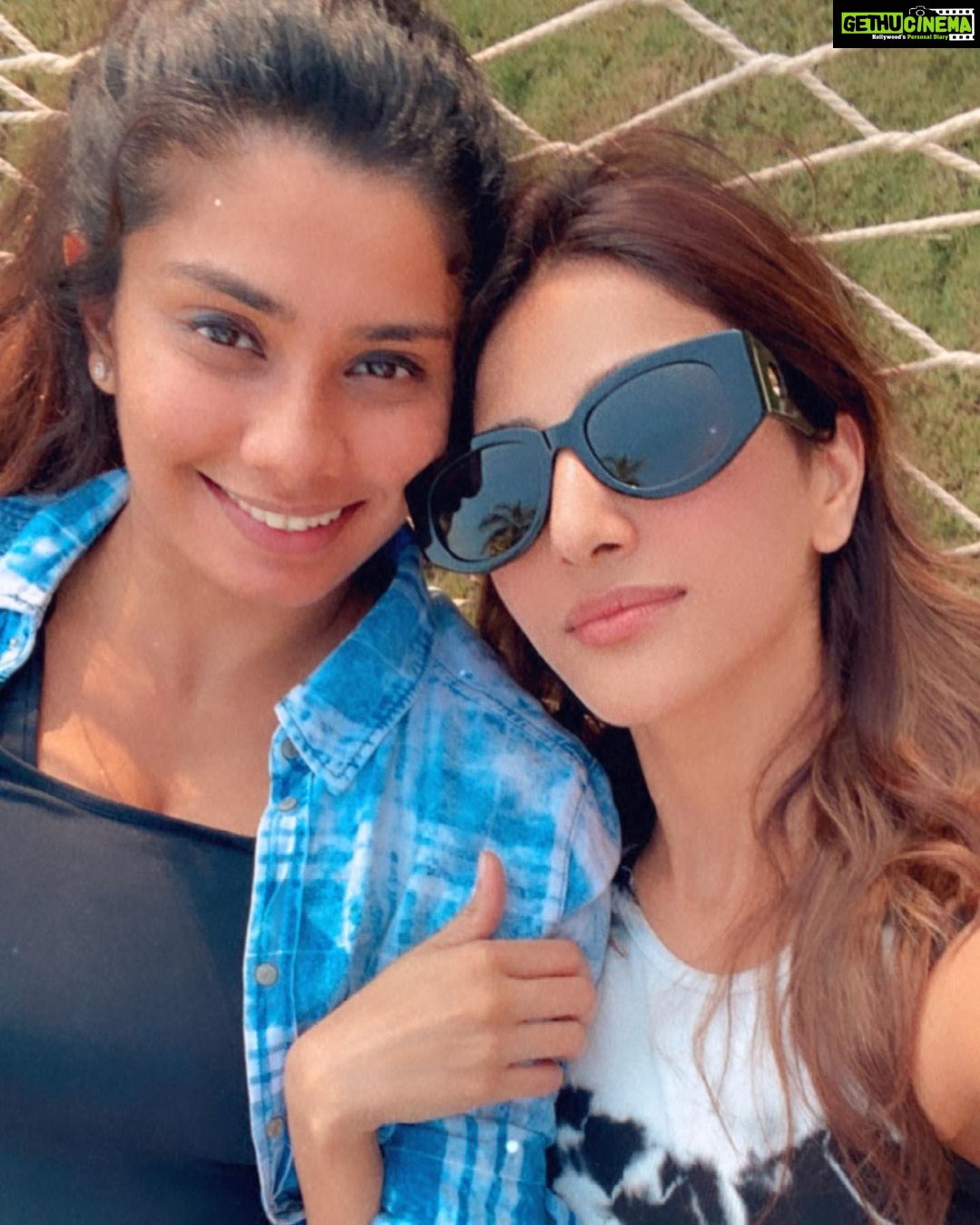 Vaani Kapoor Instagram - Happy friendship’s day to my special humans ❤️ May our smiles be wider and bigger until our teeth fall off 👻😁