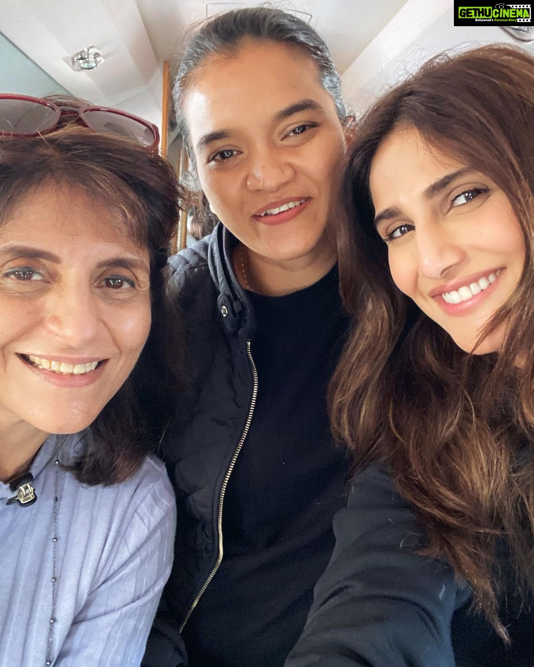 Vaani Kapoor Instagram - Happy friendship’s day to my special humans ❤️ May our smiles be wider and bigger until our teeth fall off 👻😁