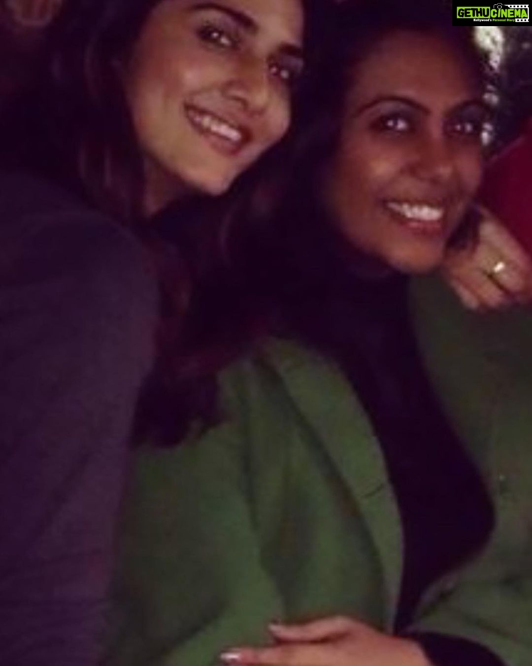 Vaani Kapoor Instagram - Happy friendship’s day to my special humans ❤️ May our smiles be wider and bigger until our teeth fall off 👻😁