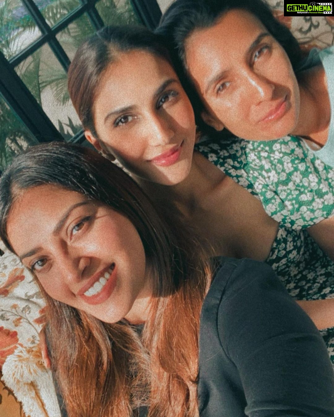 Vaani Kapoor Instagram - Happy friendship’s day to my special humans ❤️ May our smiles be wider and bigger until our teeth fall off 👻😁