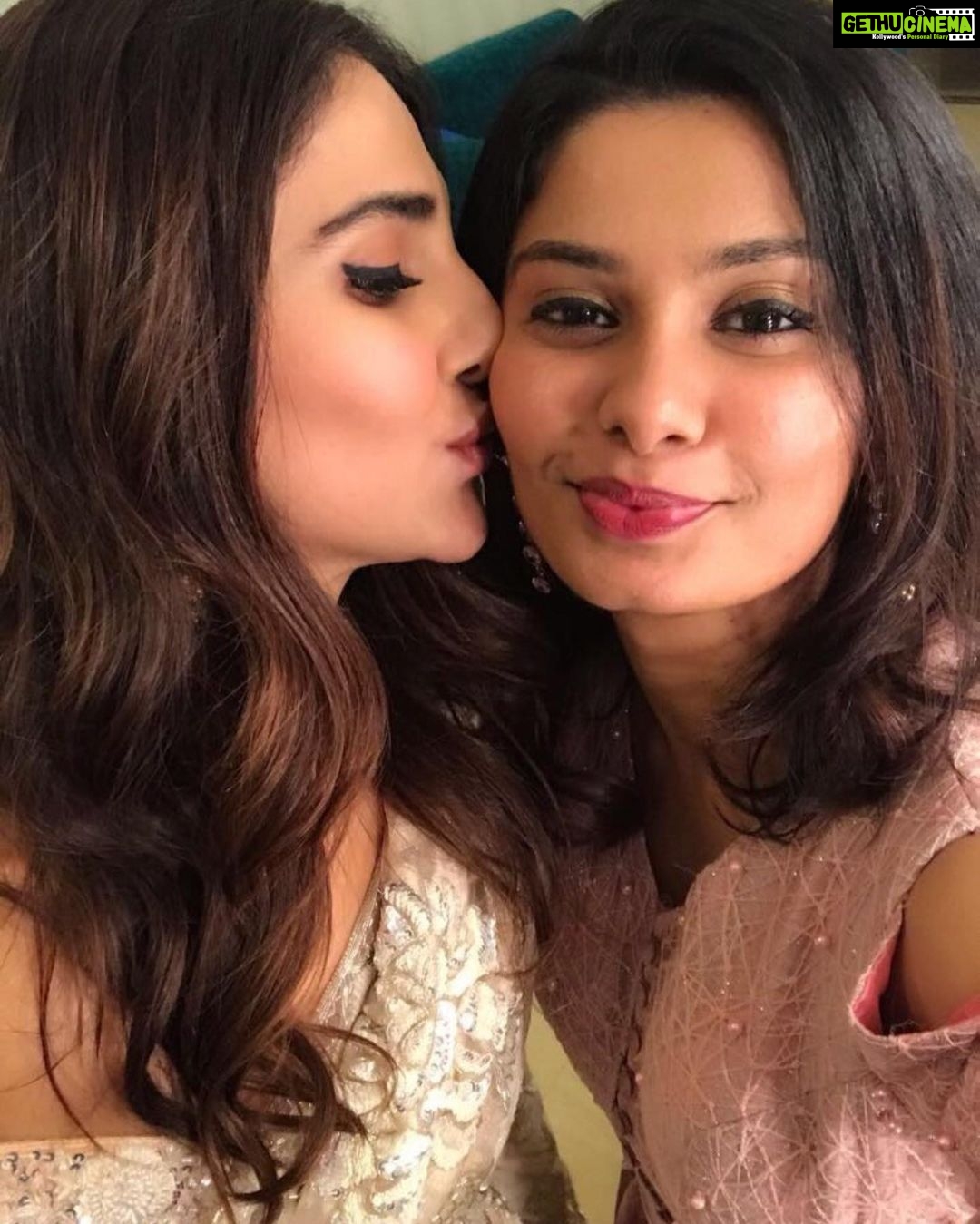 Vaani Kapoor Instagram - Happiest Birthday to this very special being in my life ❤️ You sweet sexy smart sassy 🐥 @tejalshetty ! 🎂🥂✨