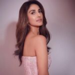 Vaani Kapoor Instagram - 🌸 👗 - @mohitrai 💄- @makeupwali 💇‍♀️- @hairbysurekhan 📸- @kadamajay