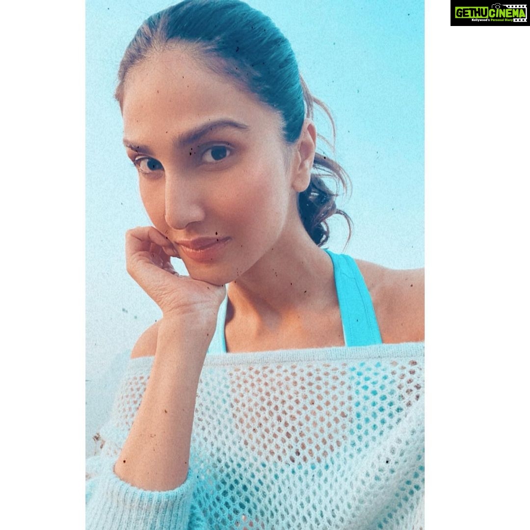 Vaani Kapoor Instagram - Go deep within, discover your invisible higher self and know the love within you. We have to try stop outsourcing happiness.. and find stability within.. to actively cultivate a source of peace and happiness in our mind ❤️