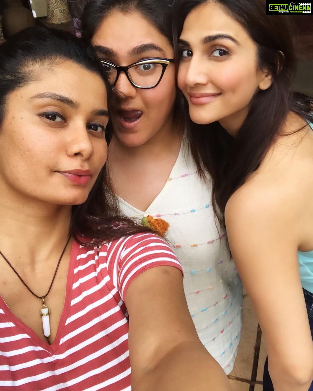 Vaani Kapoor Instagram - Happiest Birthday to this very special being in my life ❤️ You sweet sexy smart sassy 🐥 @tejalshetty ! 🎂🥂✨
