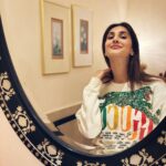 Vaani Kapoor Instagram - When your friends sneak in cool candid’s 📸 #friendcation 😛🤗✨