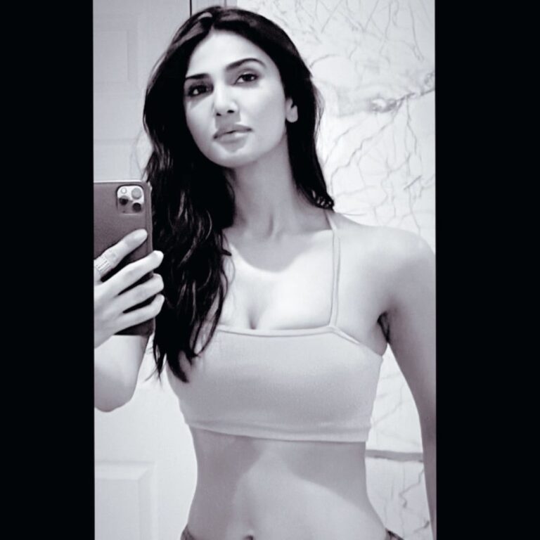 Vaani Kapoor Instagram - And in the end it was all black & white..🤍