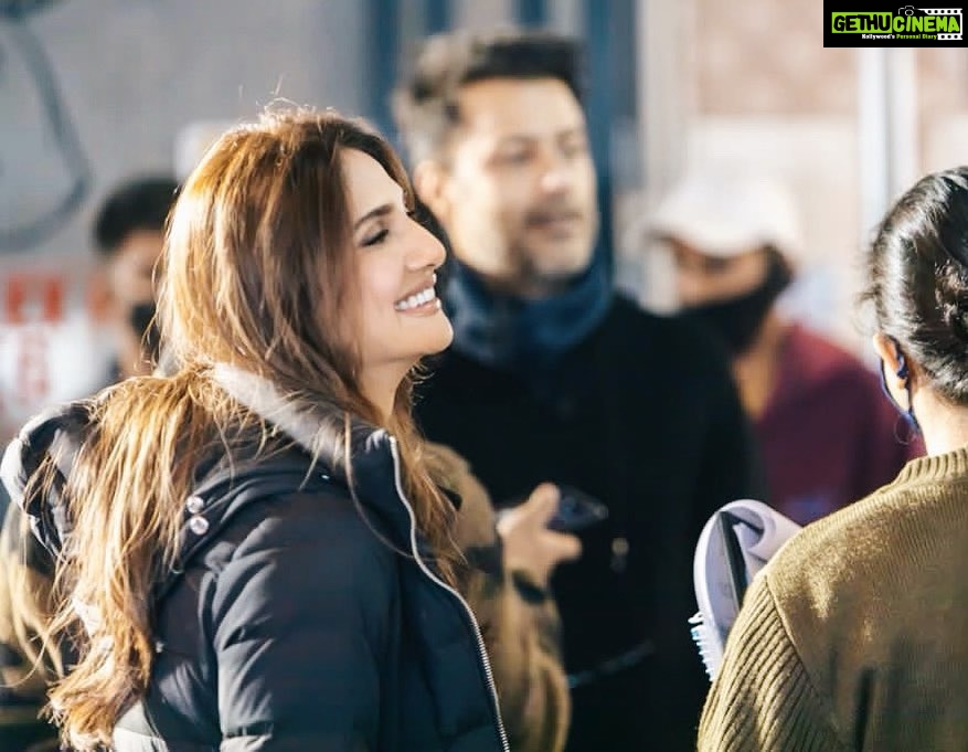 Vaani Kapoor Instagram - You’re making me smile .. life ☺️ 🌈 💫 On set #chandigarhkareaashiqui