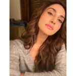 Vaani Kapoor Instagram – 6 am be like ⏰ ✨