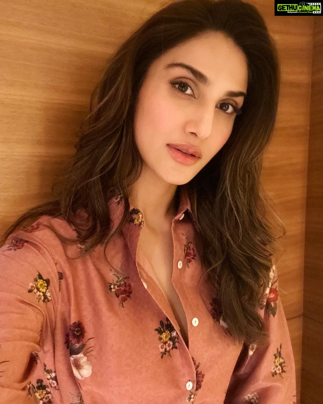 Vaani Kapoor Instagram - I come by light of an autumn moon 🍁 A new 2020 pret collection which is available on www.varunbahl.com exclusively