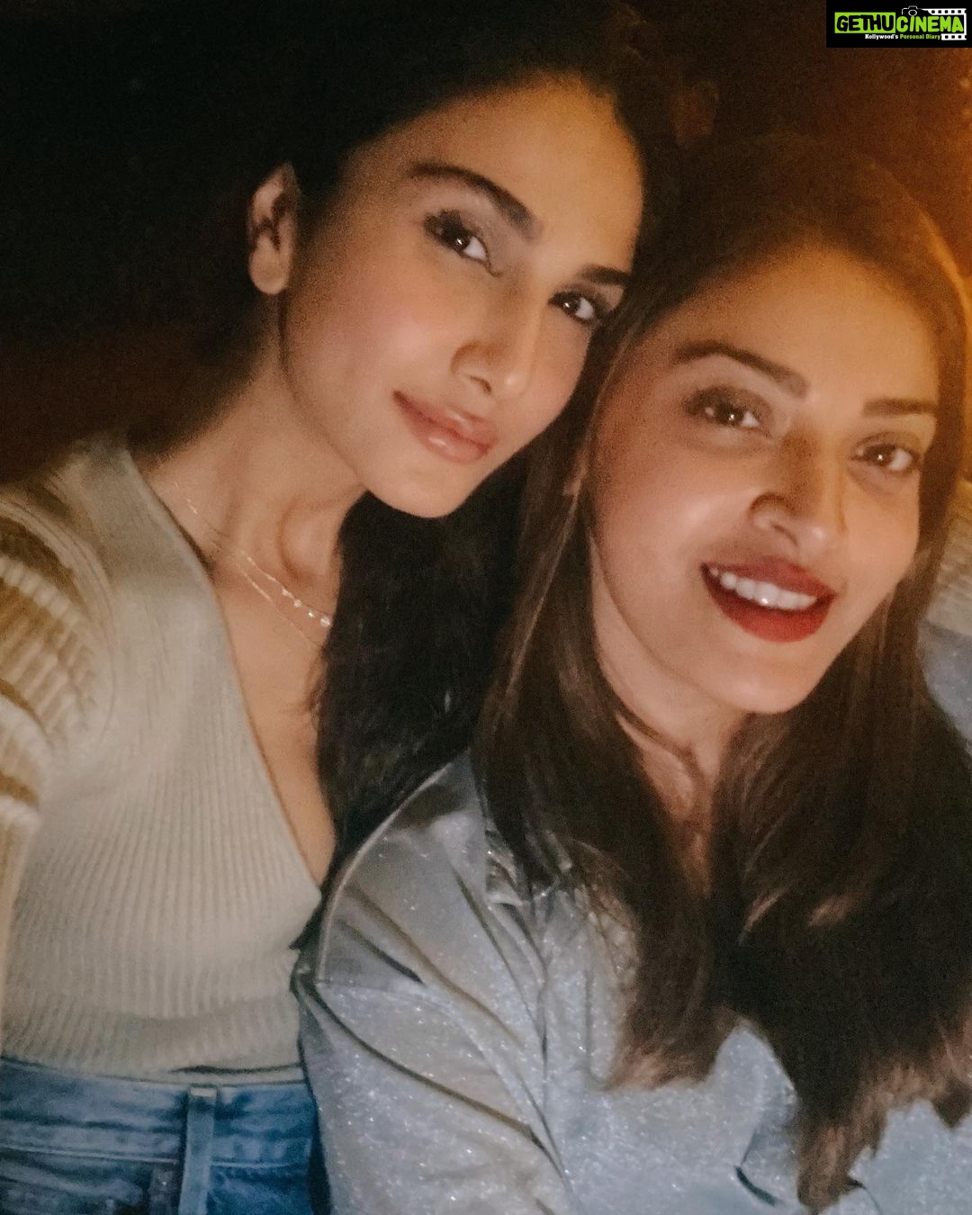 Vaani Kapoor Instagram - So happy to see these faces again !! 💋 #mypatooties 🎄🤗❤️✨
