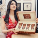 Vaani Kapoor Instagram - Sometimes, even our skin needs a wake-up boost! I love to start my day with a cup of coffee and @stbotanica.india’s premium coffee range ☕ And now, you can get the complete collection in this exclusive gift box autographed by me! So don’t wait, get your hands on the full range today at www.stbotanica.in. And as a special treat, you can now get 20% off on all your purchases! Just add coupon code Vaani20 for super savings! #stbotanica #stbotanicaindia #becauseyouarebeautiful