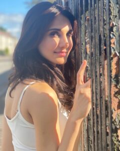 Vaani Kapoor Instagram - Where the light is brightest, the shadows are deepest 🌓