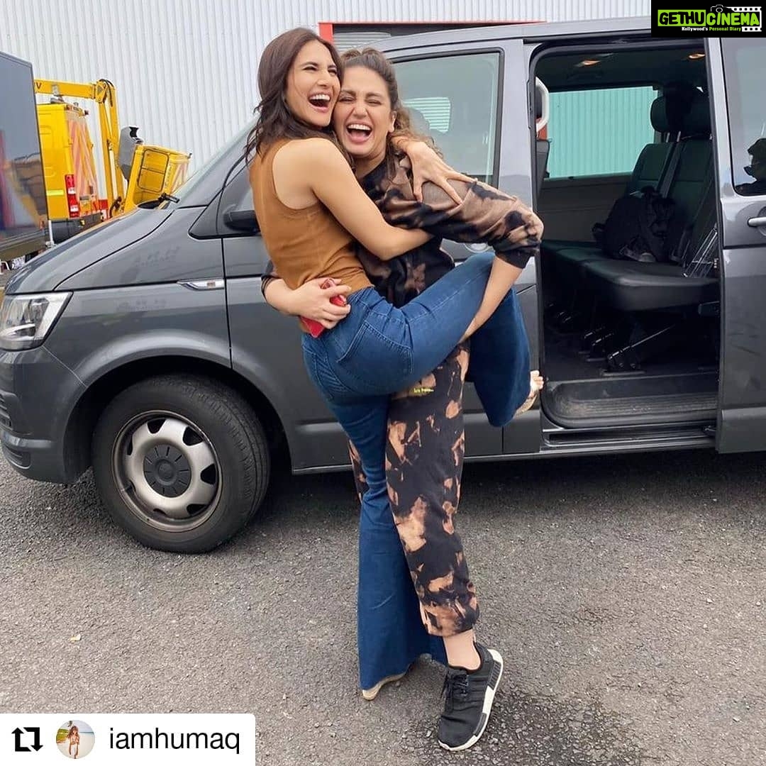 Vaani Kapoor Instagram - #Repost @iamhumaq γ»γ»γ» Why should boys have all the fun ?? Right @_vaanikapoor_ ... #Bellbottom #happygirlsaretheprettiest Strong girls support each other .. and pull each other up !! (Literally sometimes ) π€£π€£ππ #girlpower #bts #madness #laughter