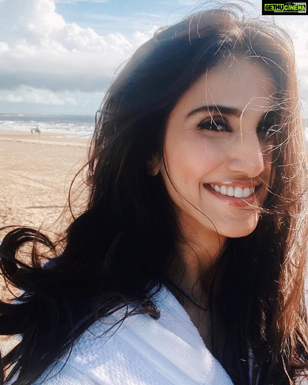 Vaani Kapoor Instagram - Tune in happiness 📻 ☀️ 🏝 ... #shootlife 🎬
