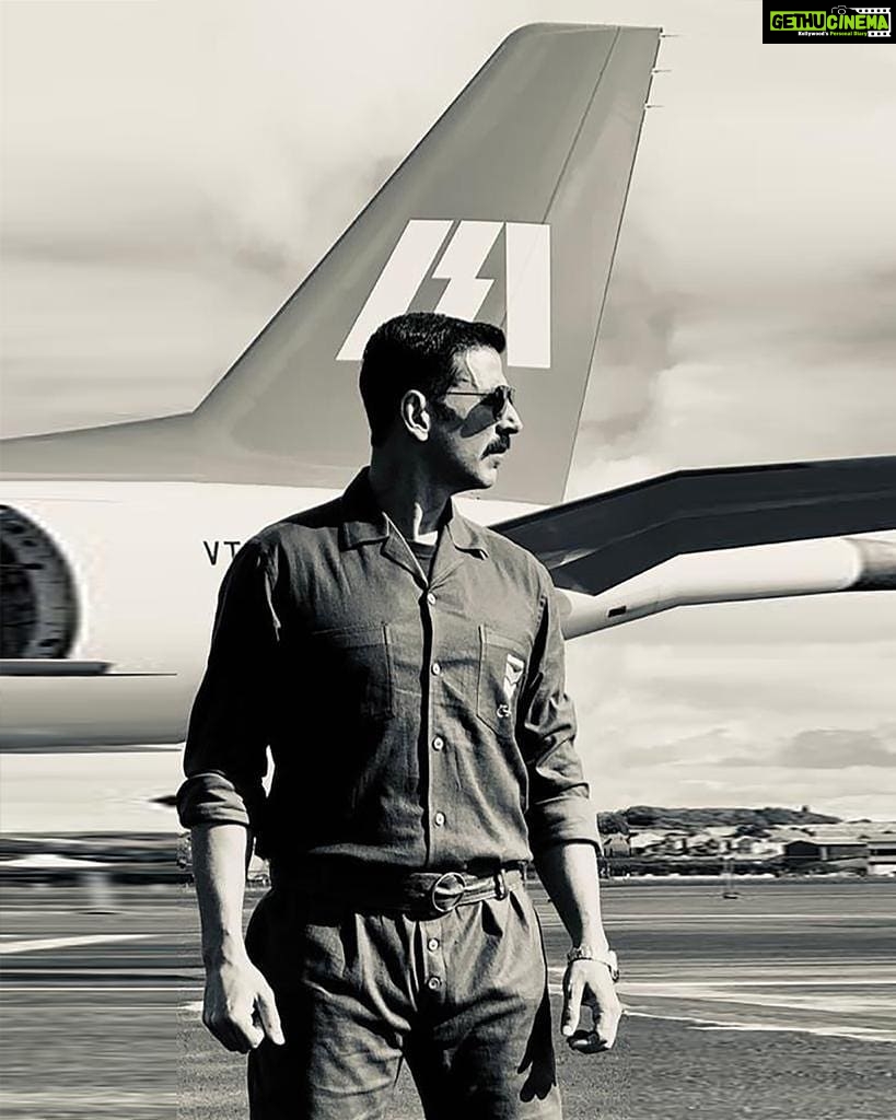 Vaani Kapoor Instagram - Throwback to the 80s!! 😎 Introducing the suave retro look of @akshaykumar from #Bellbottom! @iamhumaq @larabhupathi @ranjitmtewari @jackkybhagnani @deepshikhadeshmukh @onlyemmay @madhubhojwani @nikkhiladvani @emmayentertainment @pooja_ent