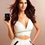 Vaani Kapoor Instagram – Had a “flippin’ good” time shooting with @cosmoindia for the new @motorolain razr phone! 🤳✨✨

#cosmoxmotorola
#flipyourworld