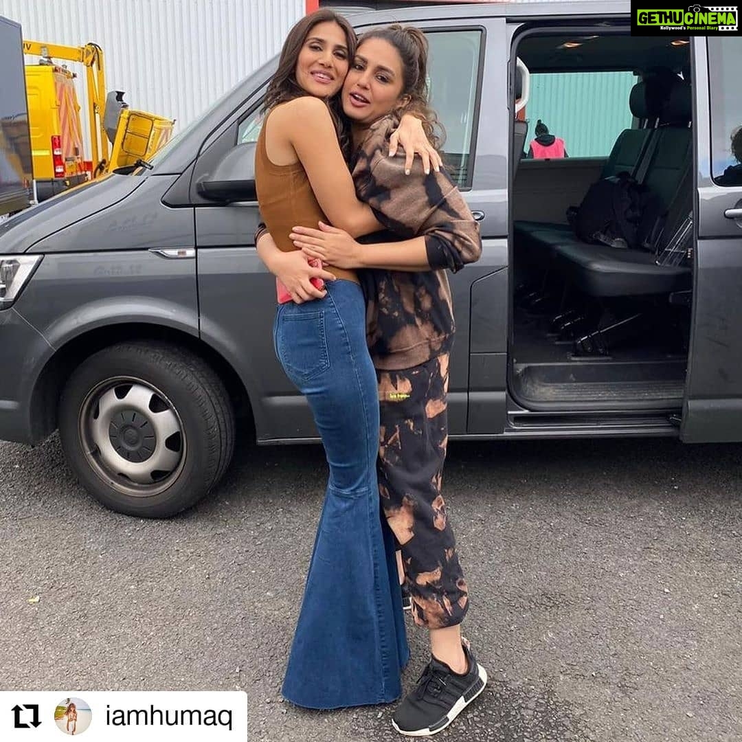 Vaani Kapoor Instagram - #Repost @iamhumaq γ»γ»γ» Why should boys have all the fun ?? Right @_vaanikapoor_ ... #Bellbottom #happygirlsaretheprettiest Strong girls support each other .. and pull each other up !! (Literally sometimes ) π€£π€£ππ #girlpower #bts #madness #laughter