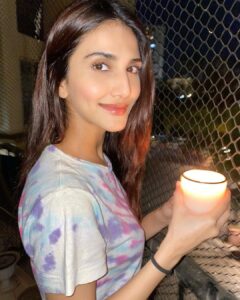 Vaani Kapoor Instagram - Standing together 🙏 #9baje9minute