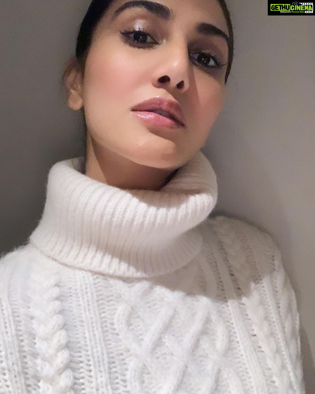 Vaani Kapoor Instagram - Would say something sassy but already got your attention 💁♀️