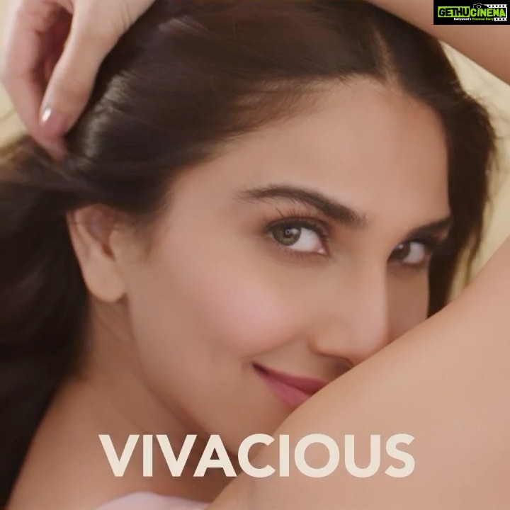 Vaani Kapoor Instagram - These eyes tell no lies..👁💋 Making a statement with STREAX PROFESSIONAL ✌️