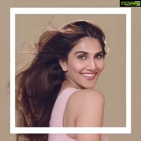 Vaani Kapoor Instagram - I believe in letting the experts do their magic; that is why I trust #StreaxProfessional when it comes to my hair. Check out my Toffee Macchiato look created using Argan Secrets Hair Colourant collection. It’s now available at your nearest salons. #ToffeeMacchiato @streaxprofessional #ArganSecrets