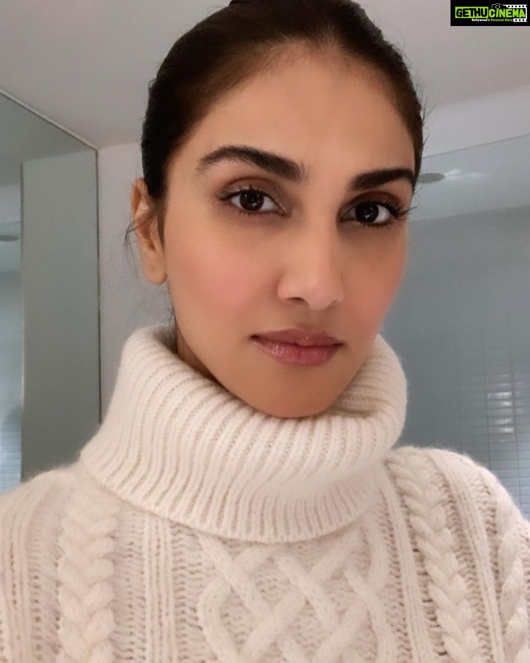 Vaani Kapoor Instagram - Would say something sassy but already got your attention 💁♀️