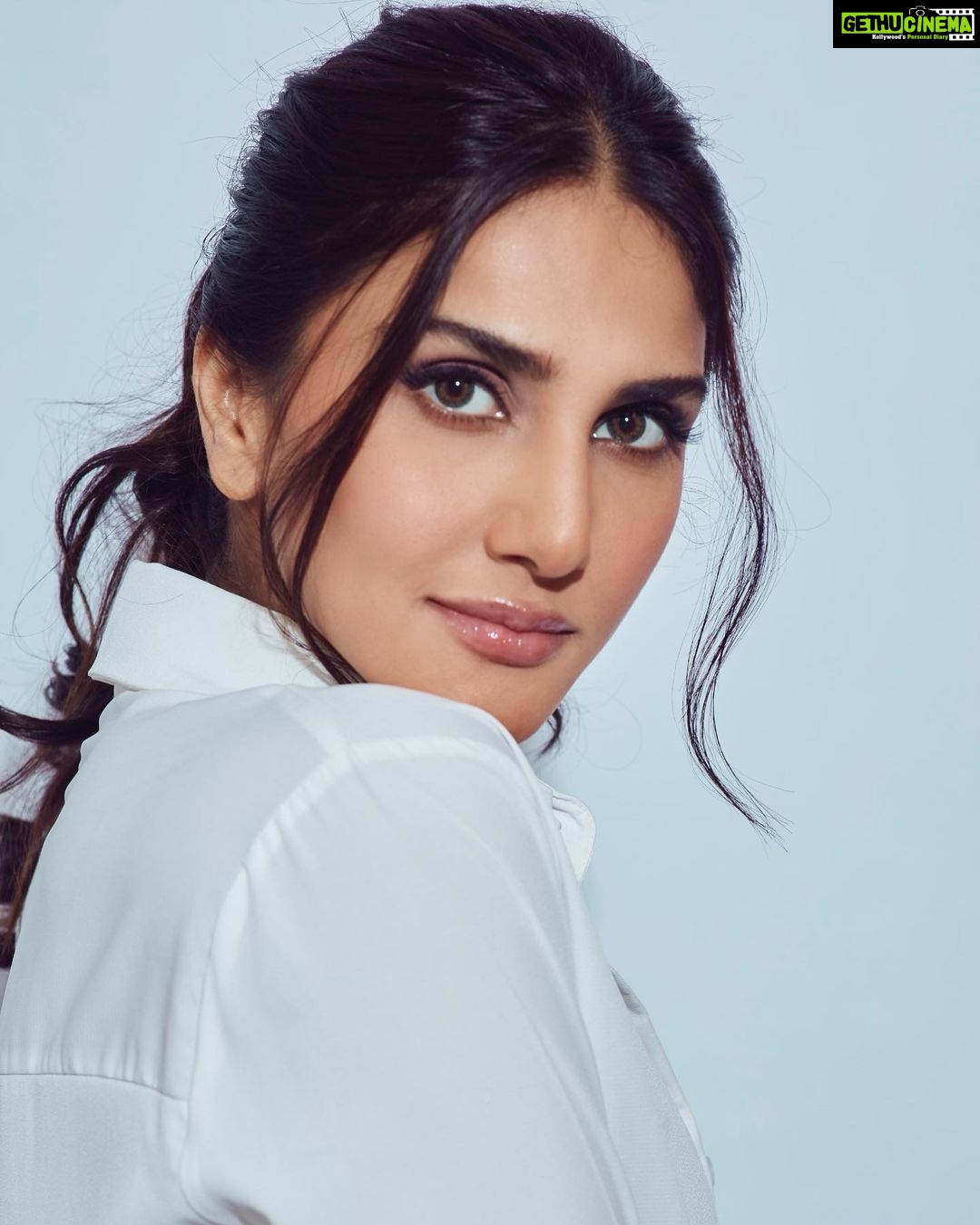 Vaani Kapoor Instagram - आज मूड है भयंकर 🕺🕺 #war promotions 💜