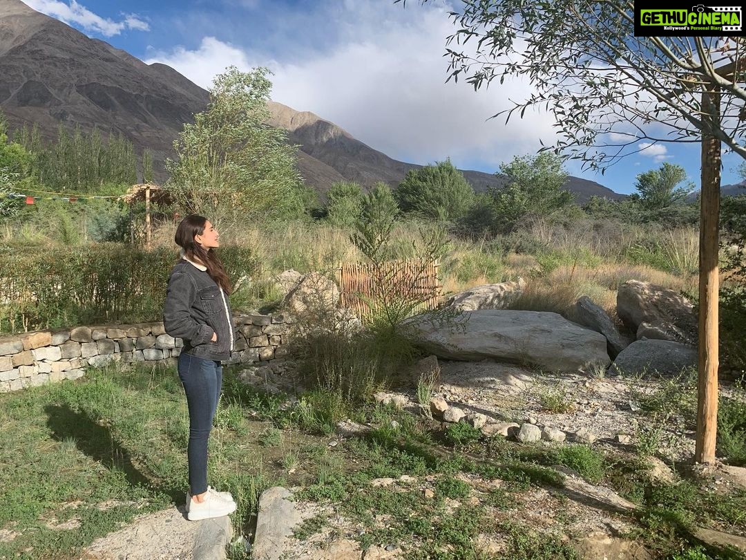 Vaani Kapoor Instagram - The fleeting beautiful moments of peace and stillness ๐๐๐งก๐๐โจ