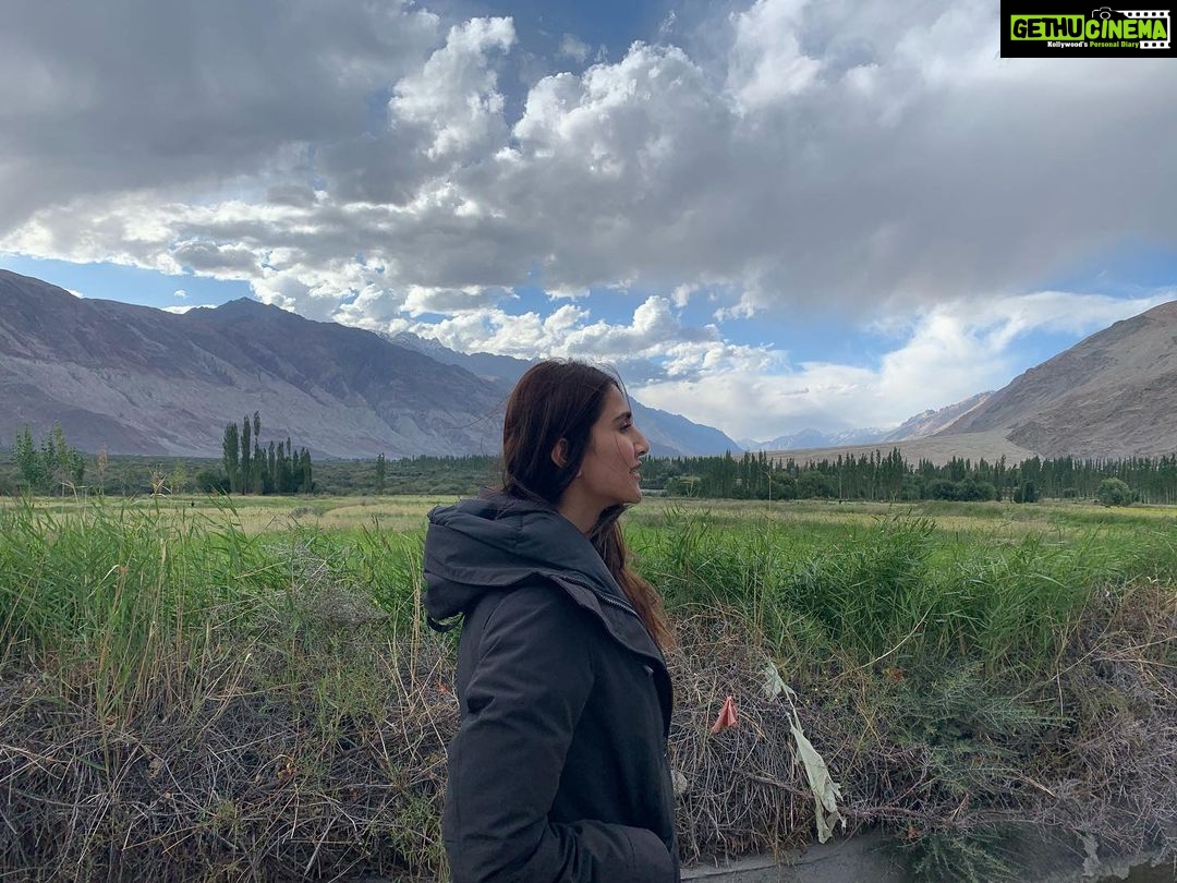 Vaani Kapoor Instagram - The fleeting beautiful moments of peace and stillness ๐๐๐งก๐๐โจ
