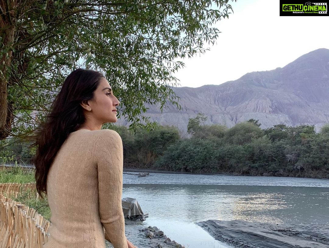 Vaani Kapoor Instagram - The fleeting beautiful moments of peace and stillness ๐๐๐งก๐๐โจ